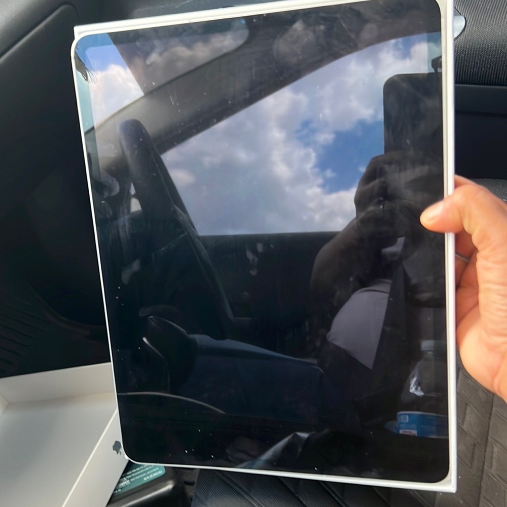 Apple iPad 512g can be use with Wi-Fi or cellular data has a small crack